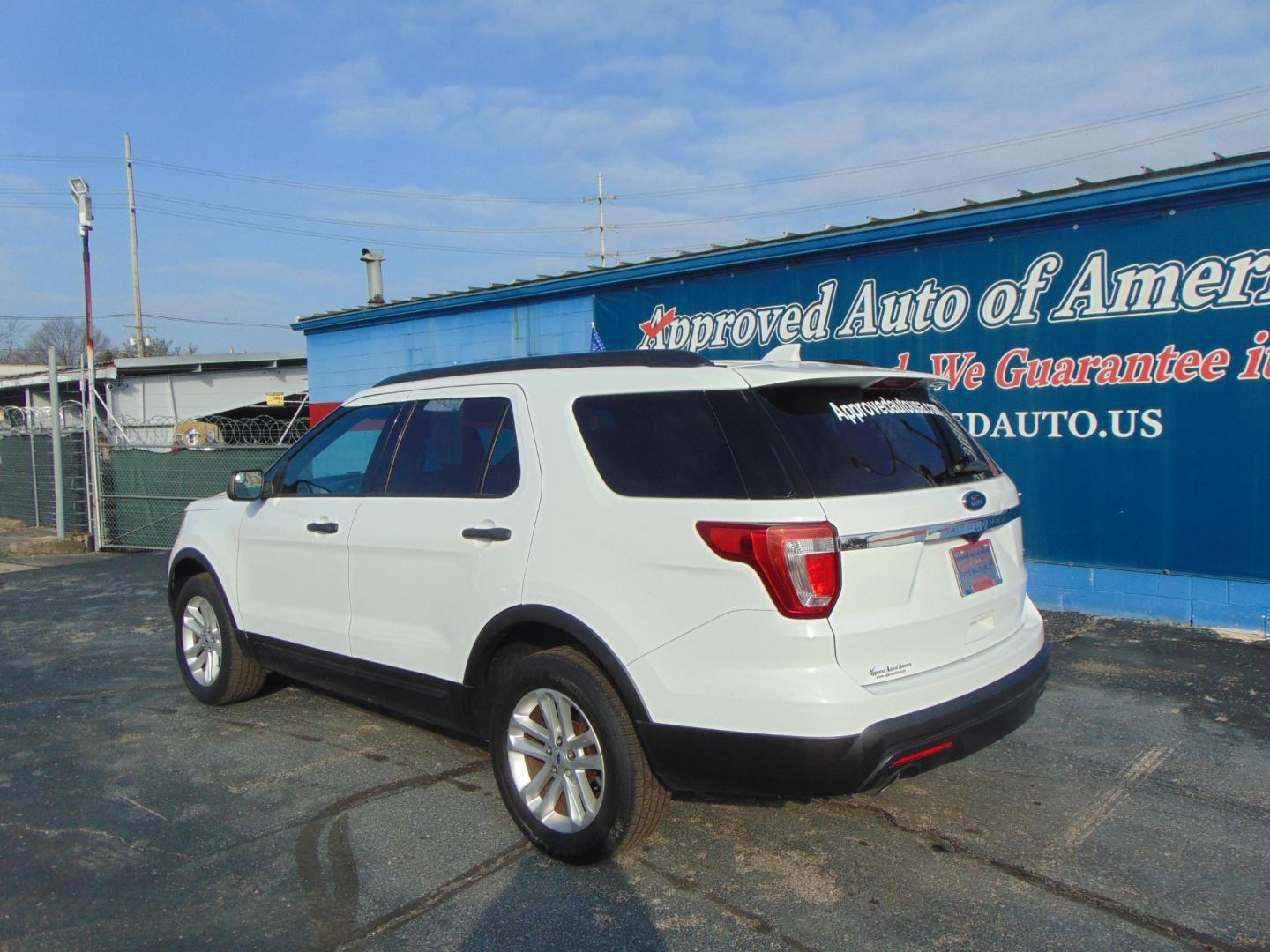 2017 White Ford Explorer (1FM5K8B8XHG) with an V6 3.5 Liter engine, Auto, 6-Spd SelectShift transmission, located at 2105 Dixie Hwy, Louisville, KY, 40210, (502) 772-3333, 38.220932, -85.795441 - Photo#14